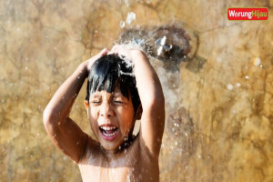 5 Manfaat Mandi Air Hangat untuk Kesehatan